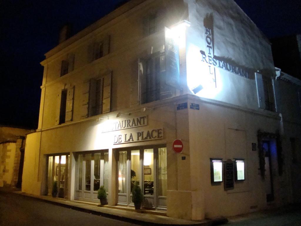 Hotel Restaurant De La Place Saint-Jean-d'Angely Exterior photo